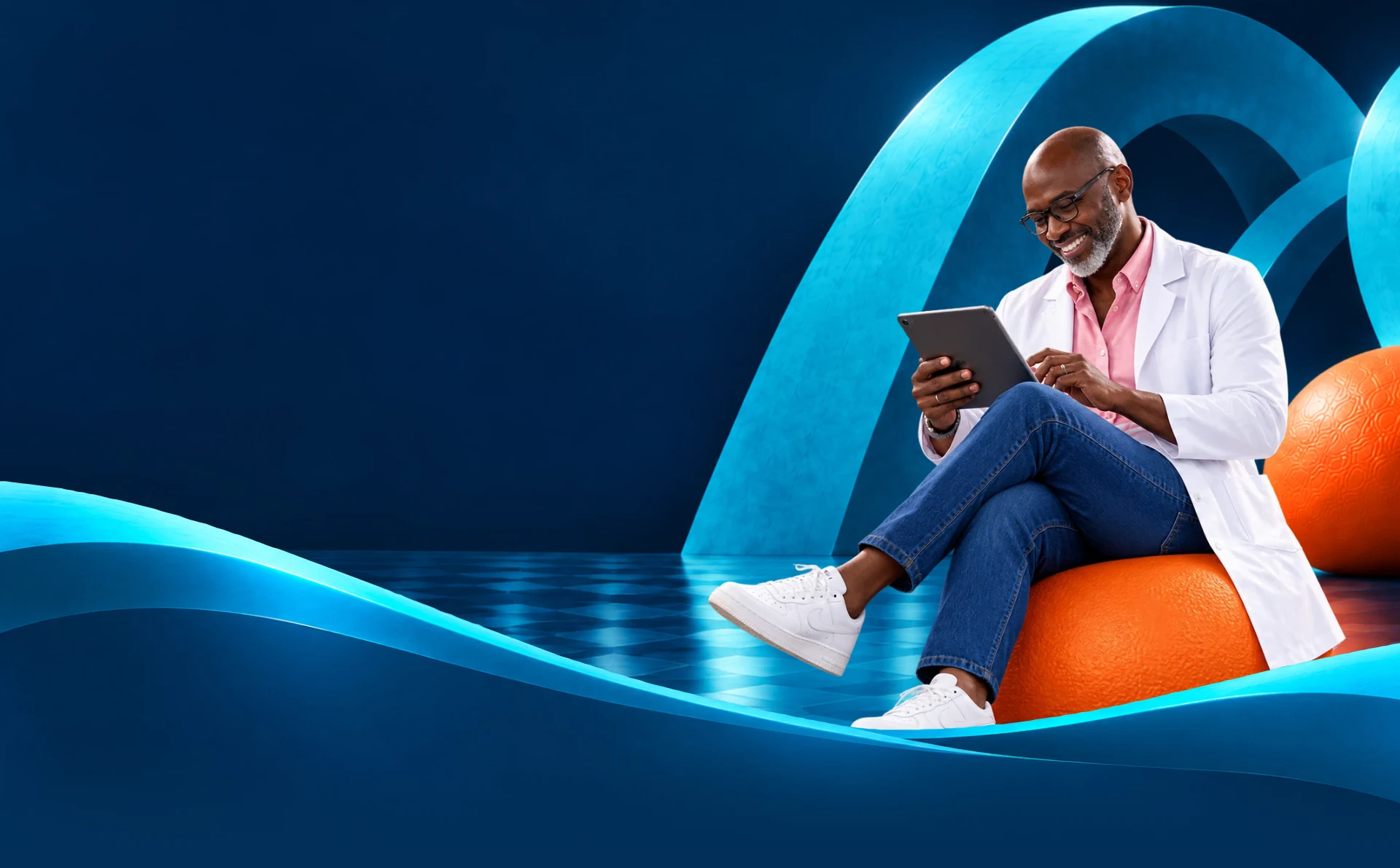 Médecin souriant consultant sa tablette, assis sur une sphère orange